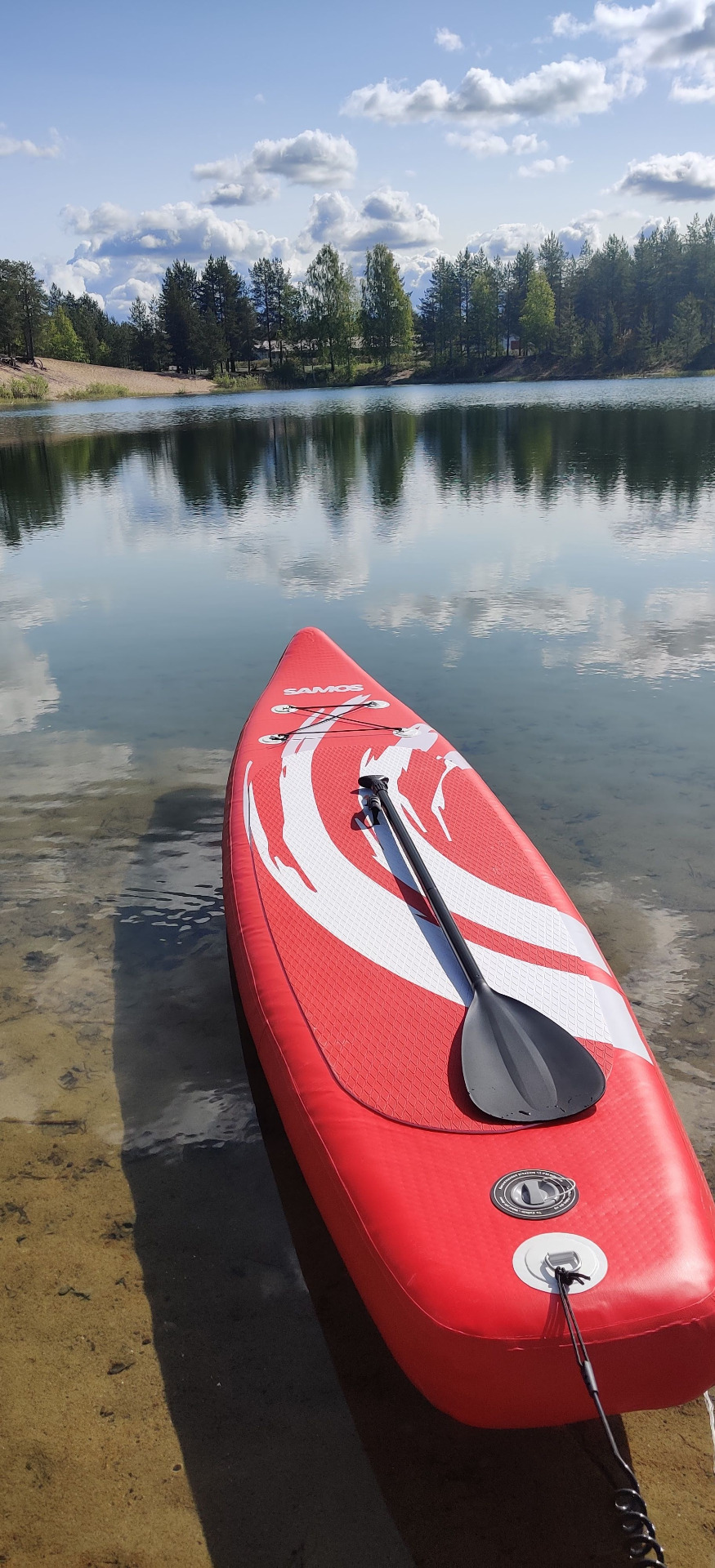 Lähde tutkimaan Kitkajärven rauhallisia vesiä SUP-laudalla. Sen vuokraus onnistuu helposti, kun ilmoitat etukäteen.