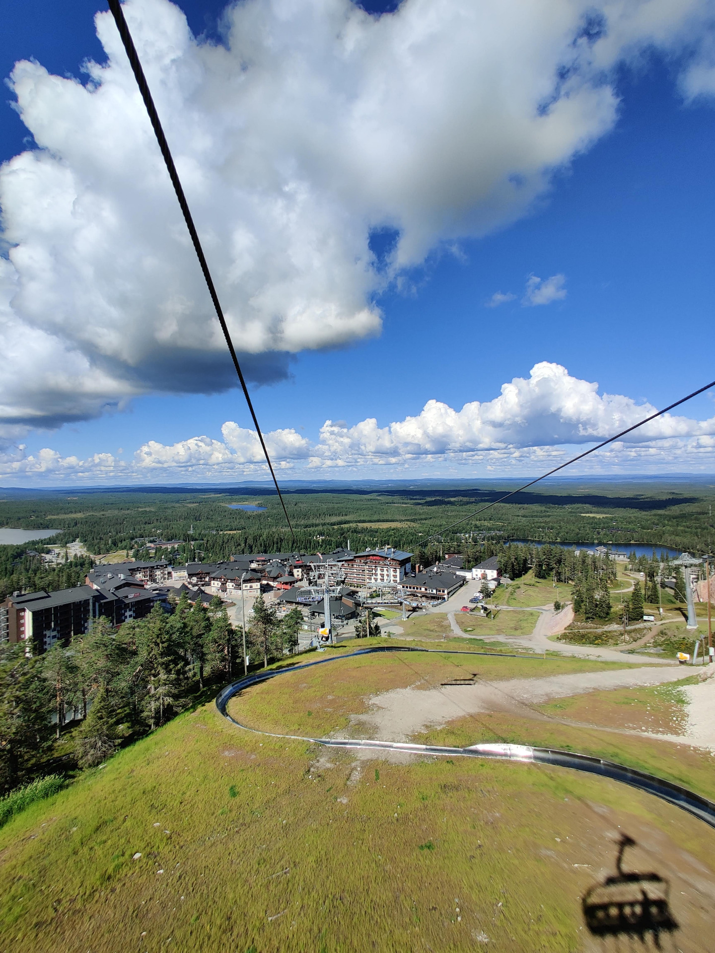 Ruka on noin 30 minuutin ajomatkan päässä ja tarjoaa nykyään monipuolisia kesäaktiviteetteja:  Rukan kesäkelkkarata – vauhdikasta tekemistä koko perheelle, turvallisesti ja upeissa maisemissa.  Alamäkipyöräily – haasta itsesi Rukan rinteillä ja nauti adrenaliinista sekä luonnon kauneudesta.  Tunturivuoristorata – jännitystä ja vauhdin huumaa kaikille, jotka kaipaavat unohtumatonta elämystä